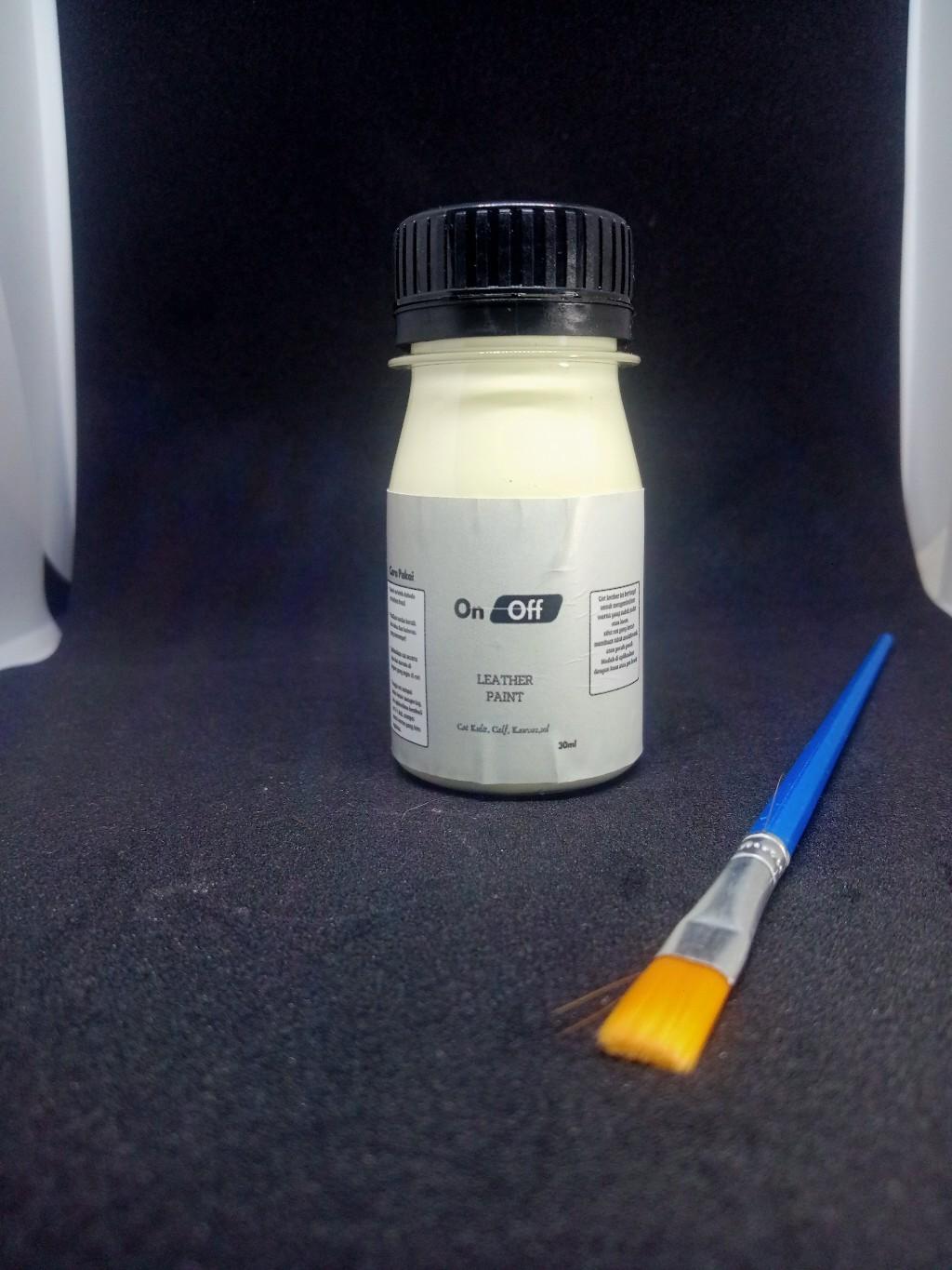 Cat Sepatu Kulit, Topi, Kaos, dan Lain-lain 30ml dengan Kuas Gratis