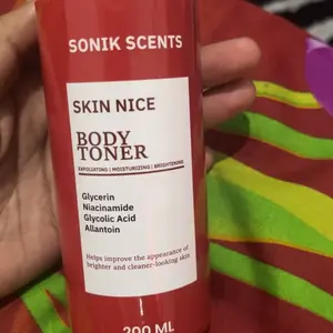 SONIK SCENTS SKIN NICE BODY TONER MERAH 200 ML Glycerin, Niacinamide, Glycolic Acid, allantoin