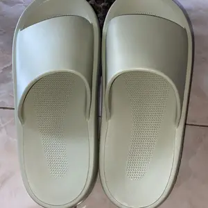 【RMAXPRO-tech Soft】【Seperti berjalan di atas awan】POSE Little Soft Cake Sandal  Anti Selip  Nyaman  Materi EVA  Cocok untuk Aktivitas di Dalam dan Luar  Unisex  Home Living 2025  PS4621