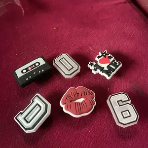 Novelty 1PCS Kartun Keren Y2K Gaya Gelap Sandal pin Bakiak Aksesoris Sepatu DIY kacamata hitam Pola individu Sepatu Tempelan PVC Menghias Unisex Hadiah Anak-anak