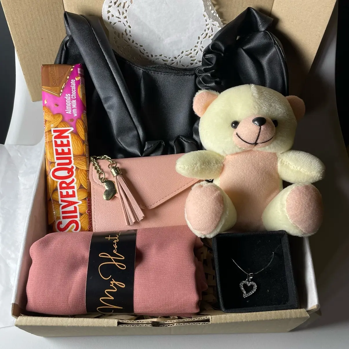 Kado cewek | hampers  HIJAB kado gift box hadiah jilbab kerudung hijab ( bella square) ulang tahun | Kado Boneka Ulang Tahun Birthday Wisuda Graduation Valentine Day Pernikahan Wedding Anniversary Lebaran Ramadhan Hari Guru