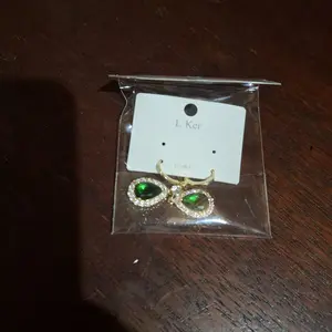 AT43 Beli 68K dapat gratis bonus (COD)Anting Korea Elegan Lingkaran Emas Batu Emerald Hijau & Berlian