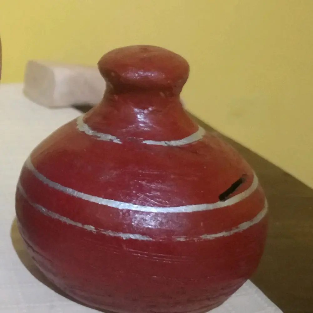 Celengan Gerabah Ukuran Kecil Merah Dengan Garis Putih Menarik