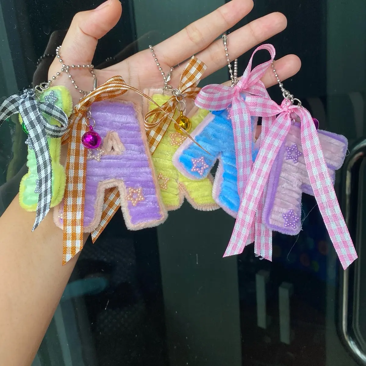 Gantungan huruf, bag charm, keychain inisial huruf kawat bulu
