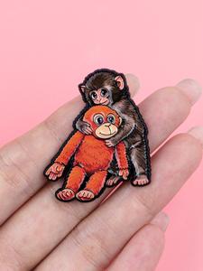 Broche con diseño de mono travieso, insignia de aleación de zinc con diseño único, accesorio para mochila, regalo de joyería de moda, apto para todas las estaciones