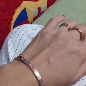 Gelang Bangle Titanium Wanita Latin Bracelets dengan Desain Elegan dan Permata Halus untuk Tampilan Mewah manik