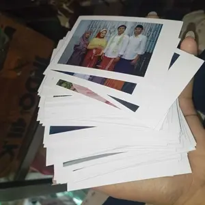 Cetak Foto Polaroid Custom . Ukuran 2R Paket Isi 25 50 75 100 150 200 Pcs Warna Bervariasi Kertas Art Carton 260 Gsm