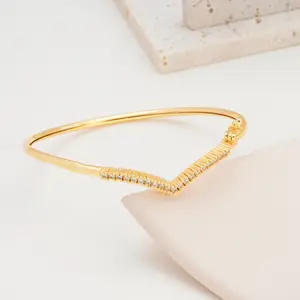 karat ini adalah aksesori bergaya yang merayakan cinta.Elegan Bracelets Emas Gelang