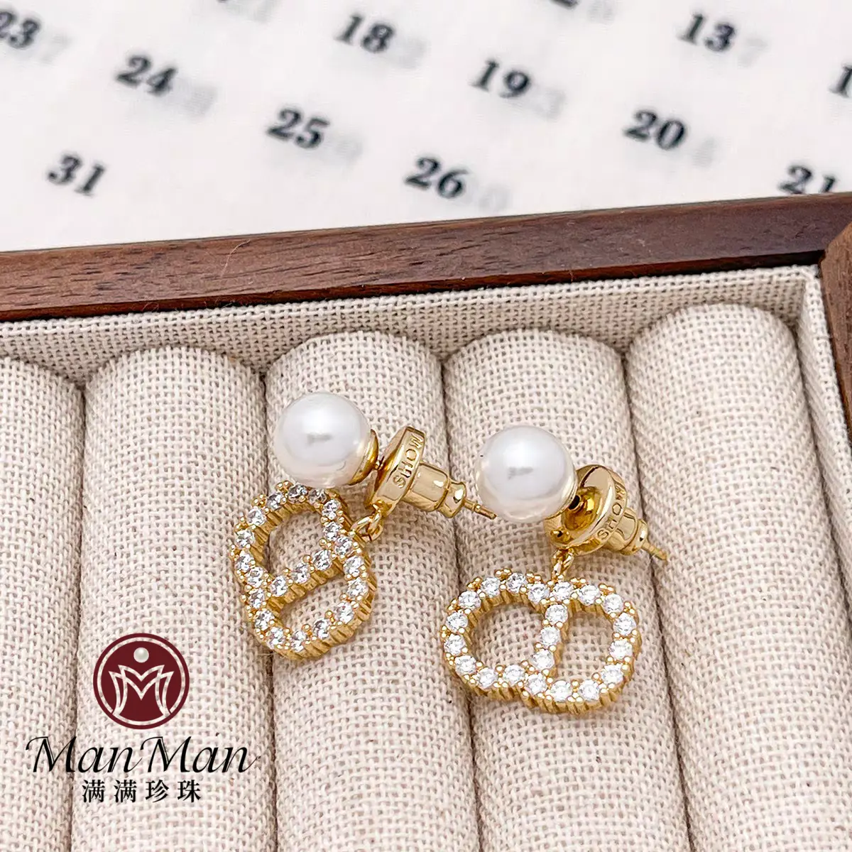 French-style Earrings with a Sense of Luxury, featuring Alphabet Charms and Pearls. The size of the pearls is 5-7mm. XX-006