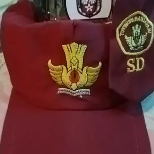 Paket Hemat Perlengkapan Sekolah Topi Dasi Sabuk SD SMP SMA Negeri Putra Putri Merah dengan Logo Khas SD