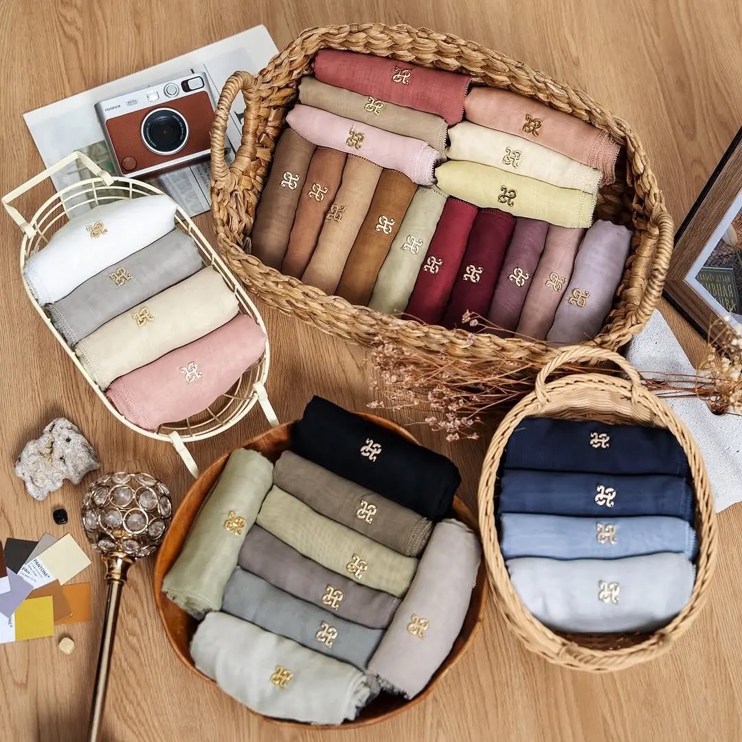 Paris Jepang Scarf by Heaven Lights [Hijab Polos Segi Empat]
