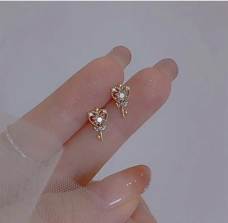 Anting Stud Eyori Jisoo Plated Gold Design Kunci Kecil Permata Mewah Elegan Emas Earrings