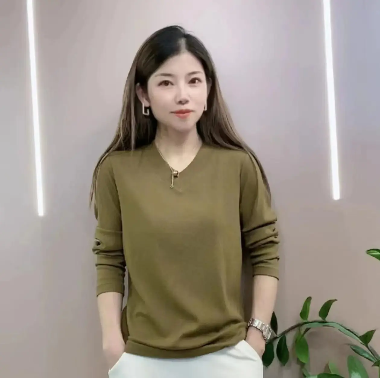 New women's V-neck knitted sweater solid color threaded long sleeved base shirt loose casual and minimalist versatile top