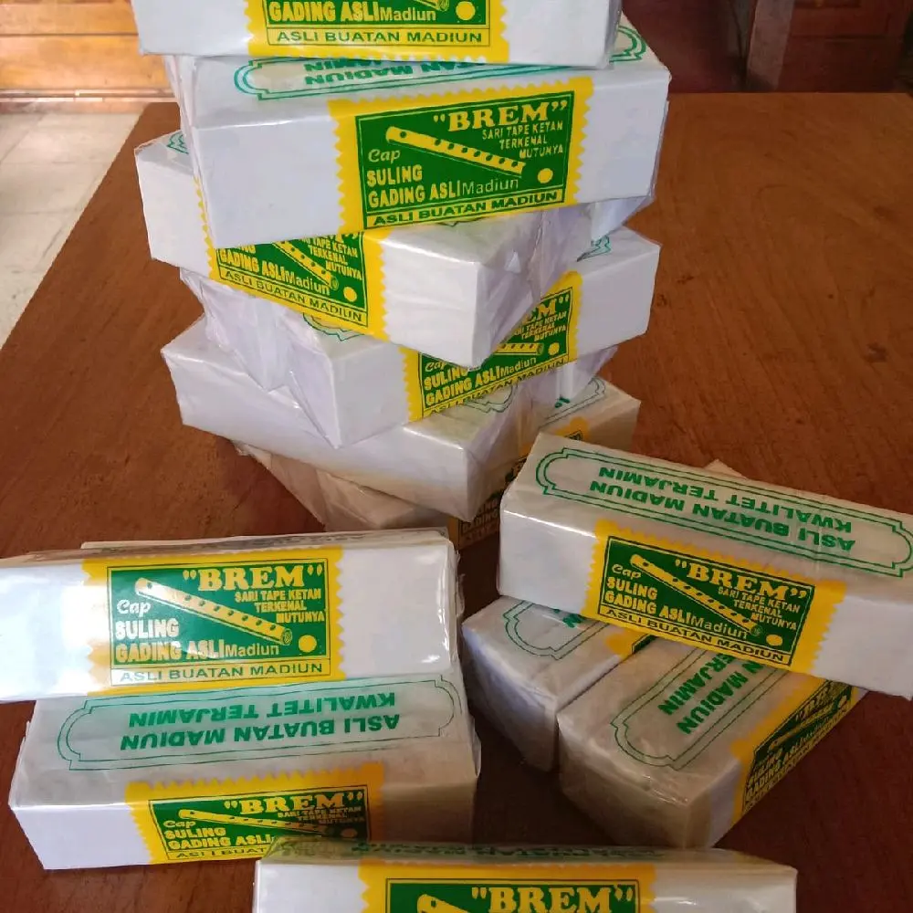 brem kemasan sablon ijo isi 3 yang terbuat dari sari tape murni dengan varian rasa original dan rasa-rasa mwrupakan makanan khas madiun