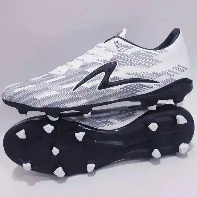 Sepatu bola infinity putih