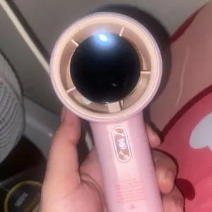 GOOJODOQ GFS001 High-speed Portable Handheld Fan 4000MAH Mini kipas Strong Wind 100 Gear Wind Speed kipas angin Digital Display Adjustable Turbo kipas tangan untuk olahraga luar ruangan dan pendinginan cepat