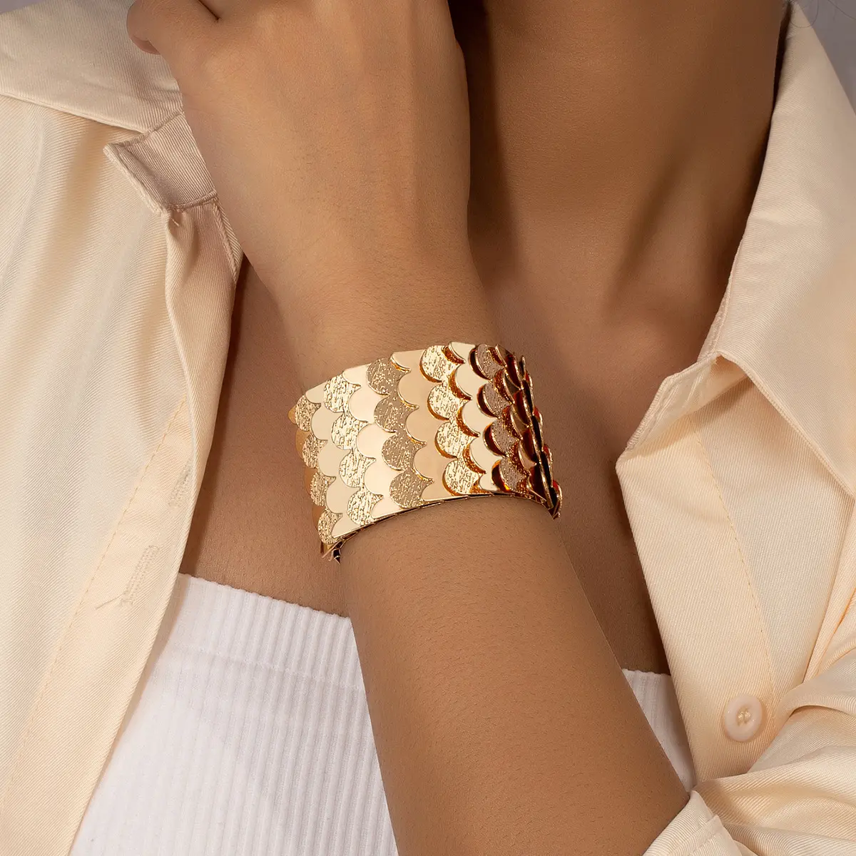 Fashion senior sense of wide surface sequins female Europe and the United States personality three-dimensional opening adjustable pattern fish scale bracelet