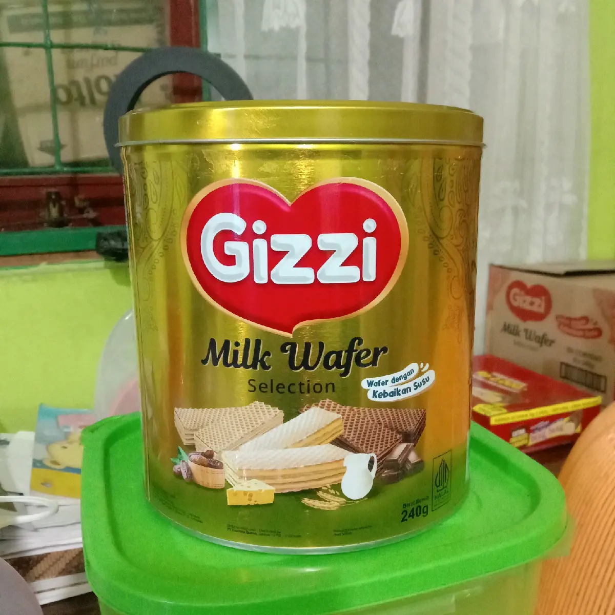 GIZZI FESTIVE MILK WAFER SELECTION 240 GRAM. 1 DUS ISI 6 KALENG. Exp 2026