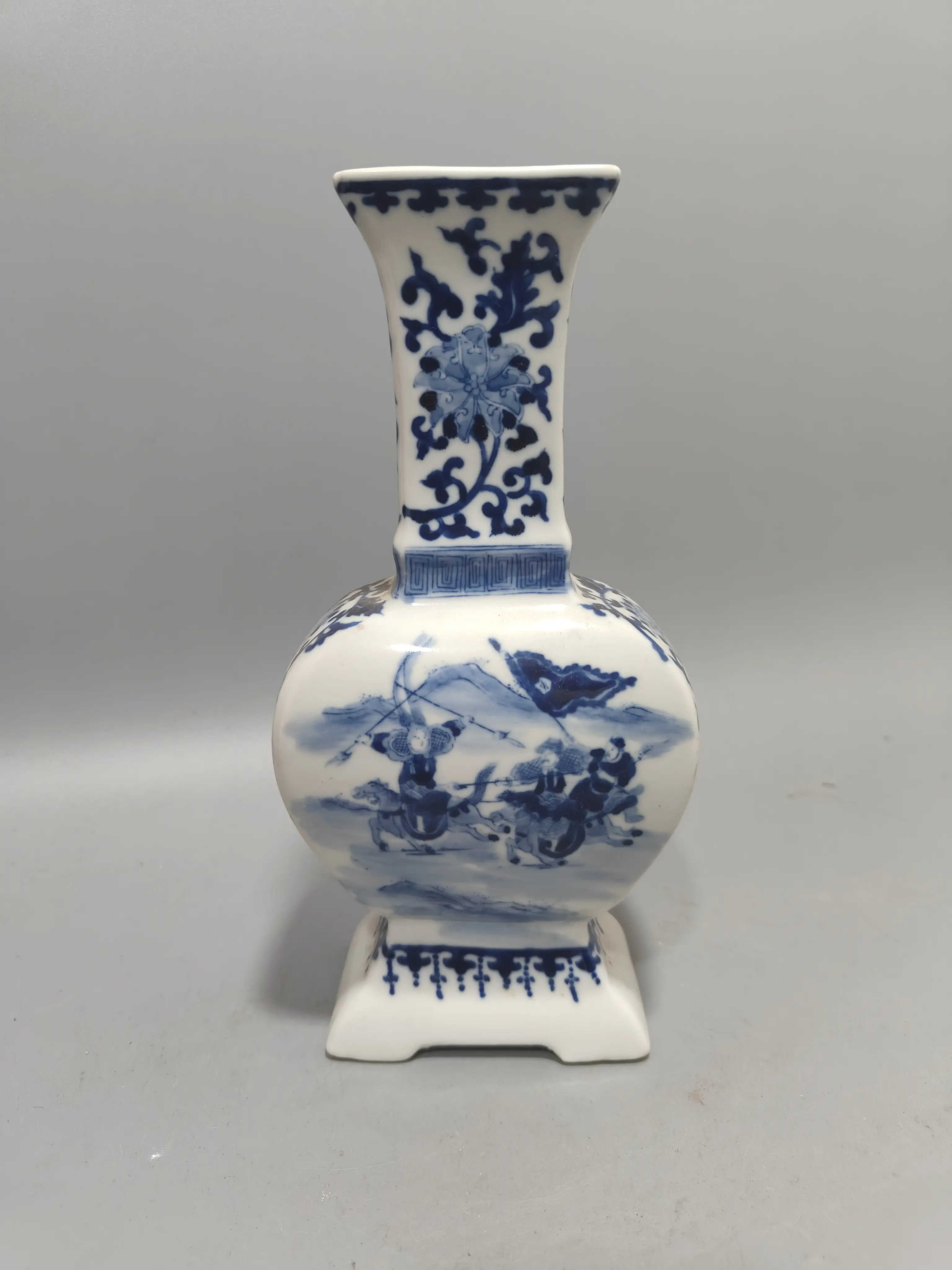 Folk collection of Qing Dynasty Kangxi, blue and white figure vase.