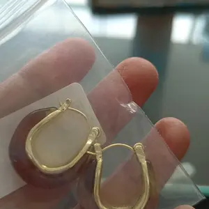 [Fanyee] Anting-anting akrilik tidak beraturan kuning metalik vintage Q508