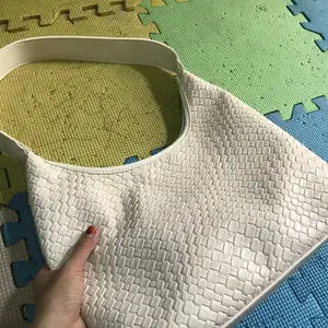 TOTE BAG WANITA TERBARU KULIAH KERJA HITAM GLOSSY PREMIUM QUALITY Totebag Cocok Untuk OOTD an, Kuliah, Kerja, Dan Lain Lain